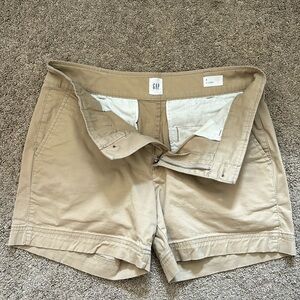 Women’s Gap khaki shorts. Size 6. Tan